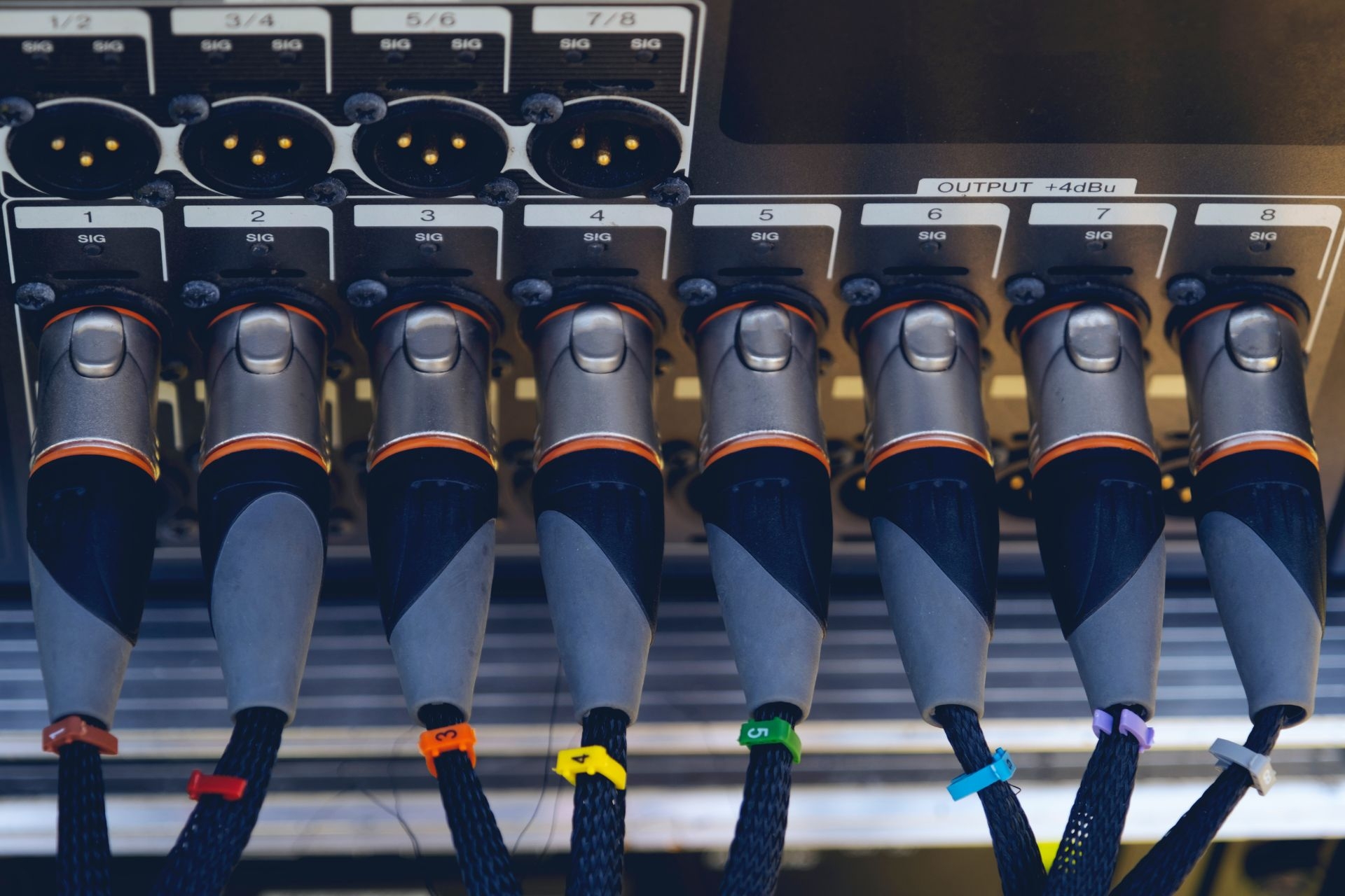 What are the key differences between the Kalman filter and the Extended Kalman filter in terms of their applications in signal processing?