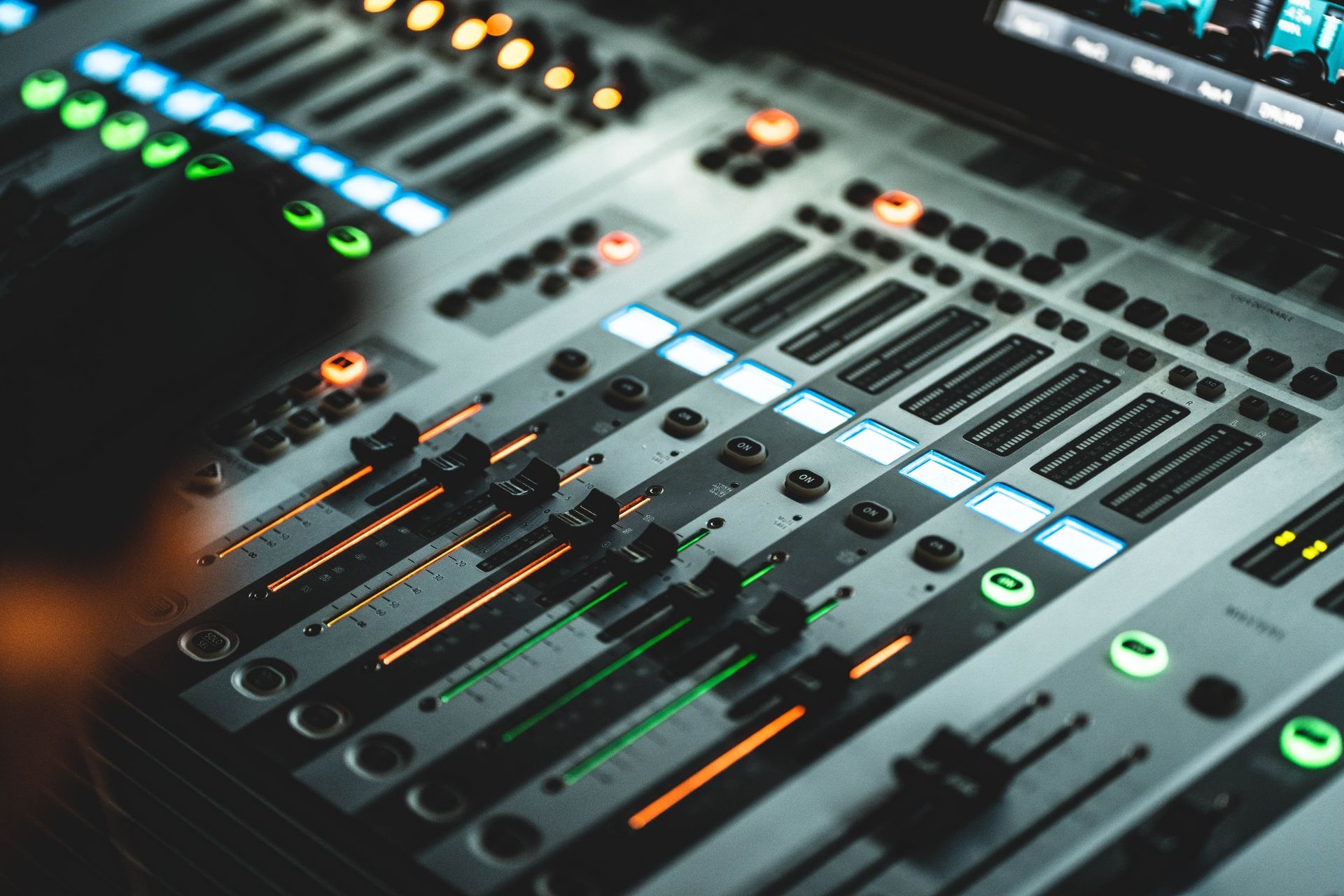 How does the complexity of the signal impact the performance of nonlinear noise cancellation algorithms?